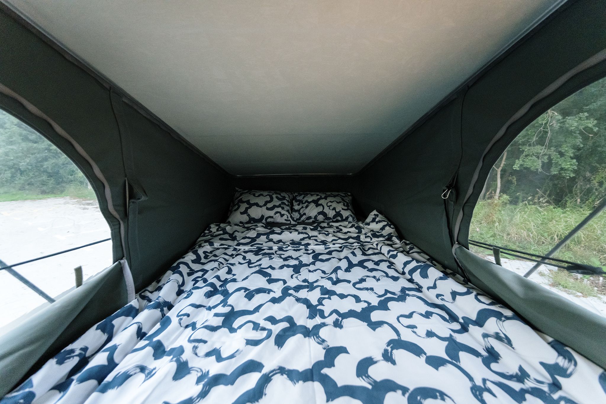 alt="VW_campervan_roof_top_bed">